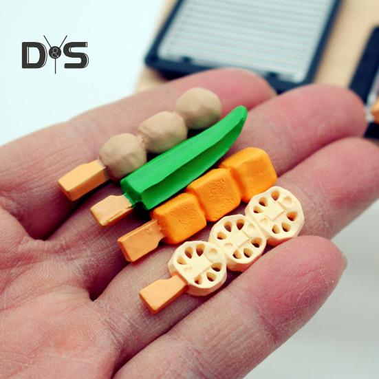 Mini Zestaw Szaszłykowy do Grilla Miniaturowe Jedzenie Akcesoria do BBQ Żywica Mini Grillowana Kiełbasa Taca do Grilla Butelki na Przyprawy dla 1:Dom i lalki w skali 1/12