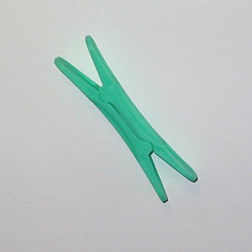 Clever Pegs: Clothespins that clamp from both sides