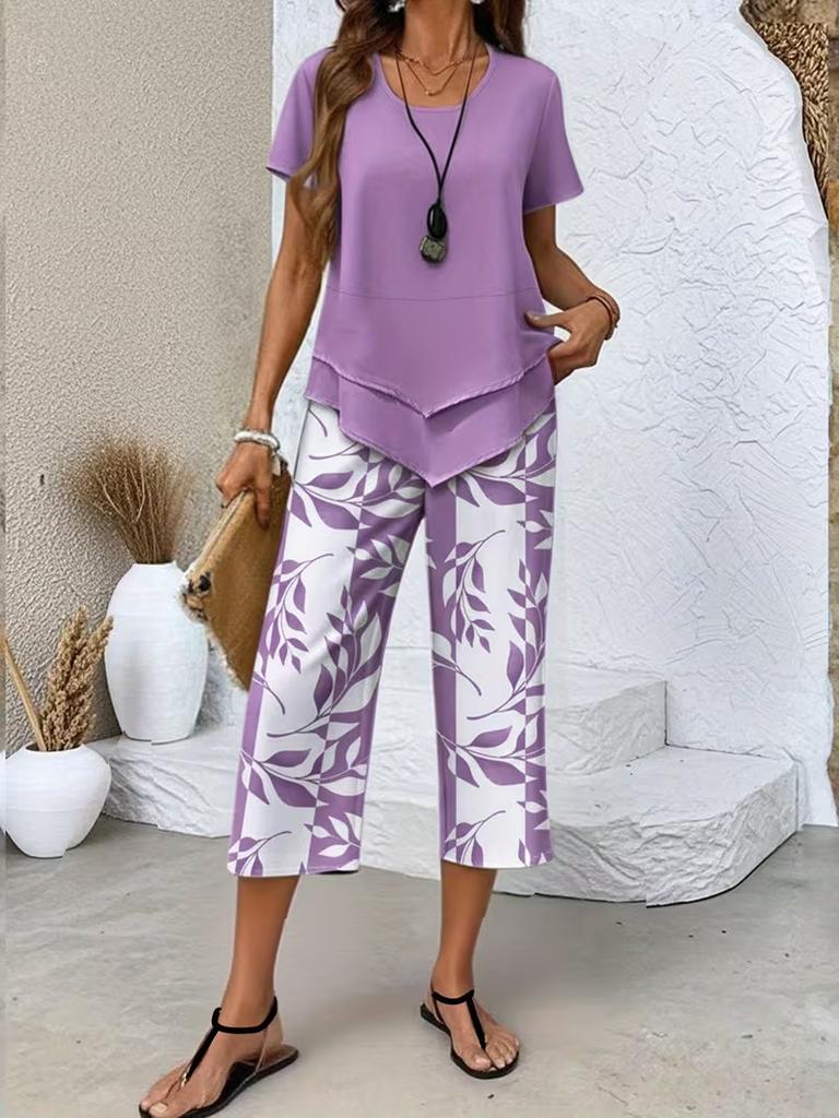 Hellblaues Zweiteiler-Set mit kurzen Ärmeln, Cropped-Top und bedruckter Hose