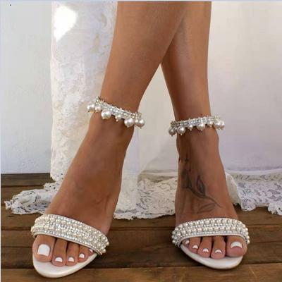 2024 Neue Sandalen mit Blockabsatz, Sommerhochzeit, weiße Sandalen mit mittlerem Absatz und Perlenkette, offene Zehenpartie, Riemchensandalen in Übergröße