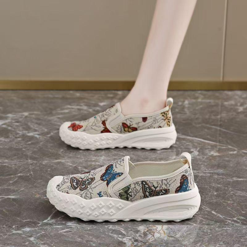 Damen stinkender Schuh: Ein Fuß in lässige Lederschuhe oder Stoffschuhe stecken.