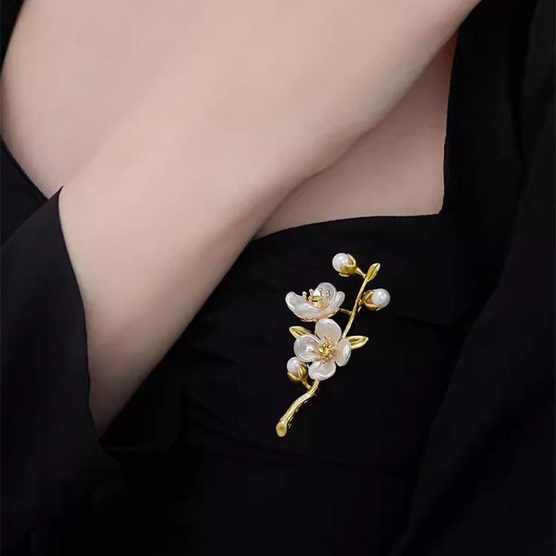 Artistic Green Jasmine Brooch, Plant Flower Pearl Brooch, Retro Style Suit Anti-glare Pin