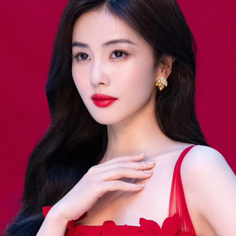 Silver Needle Pearl Leaf Stud Earrings - Elegant, Fashionable, Light Luxury, and Versatile Design for Women.