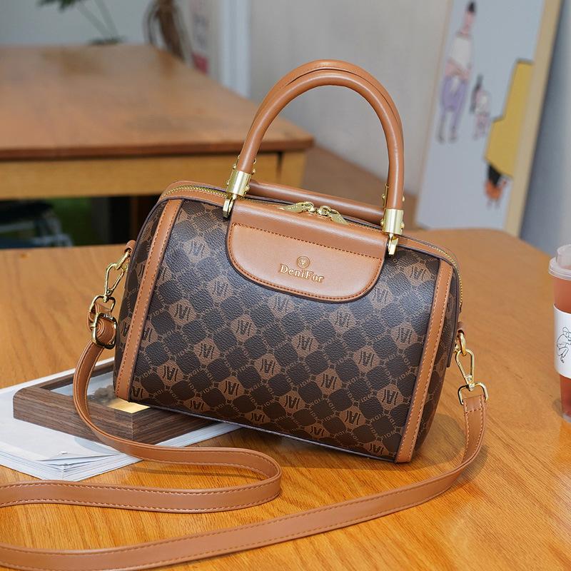 

2025 Новая тисненая Бостонская модная большая вместимость портативная одноплечевая наклонная кросс-боди сумка-подушка для женщин