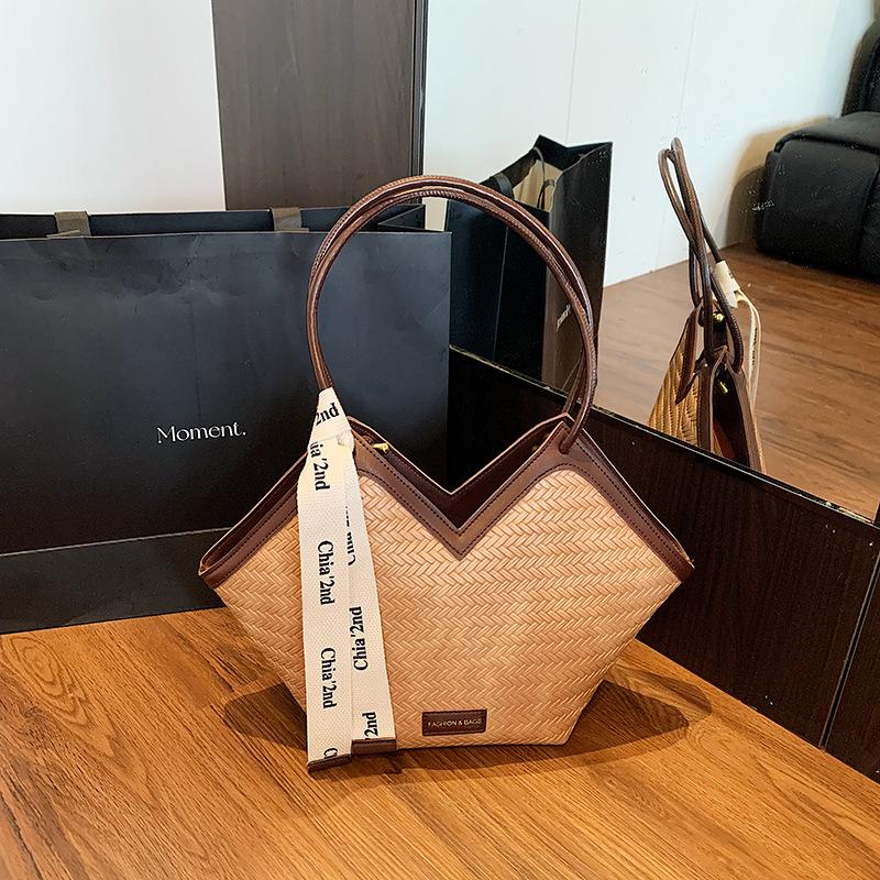 

Bag women s retro woven messenger bag soft leather fashion casual shoulder bag contrasting color commuter tote bag women s bag коричневый