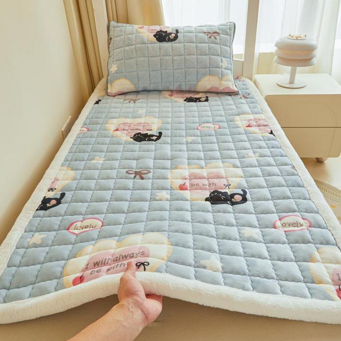 Luxurious Milk Velvet Folding Tatami Mattress Pad for Dorms and Homes