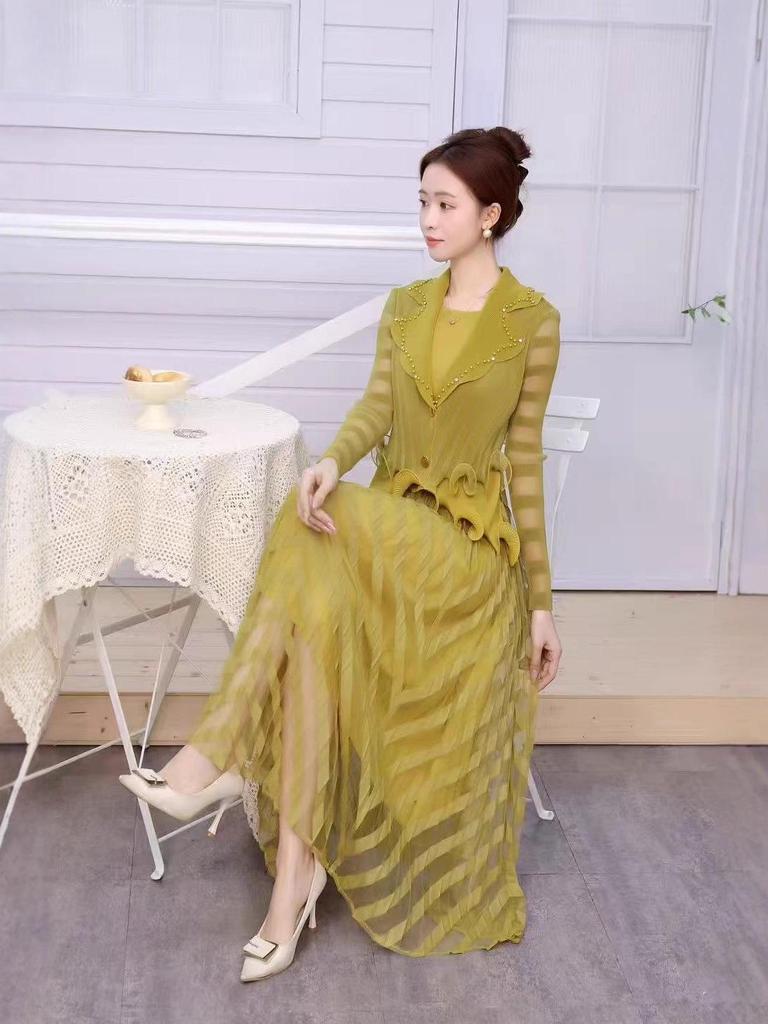 Robe Plissée à Volants Miyake avec Col Tailleur et Design Double-Boutonnage Cintrée à la Taille