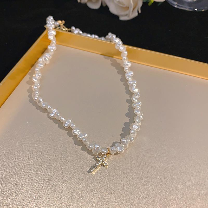 Baroque Pearl Necklace Women's Niche Light Luxury Versatile Love Beaded Collarbone Chain Temperament Pendant Wind