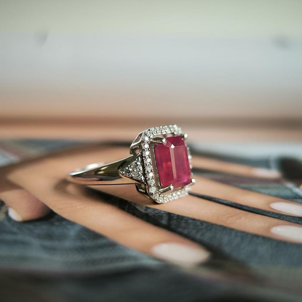 Серебряное кольцо с натуральным рубином, вес изделия 3,64 гр (2187950)