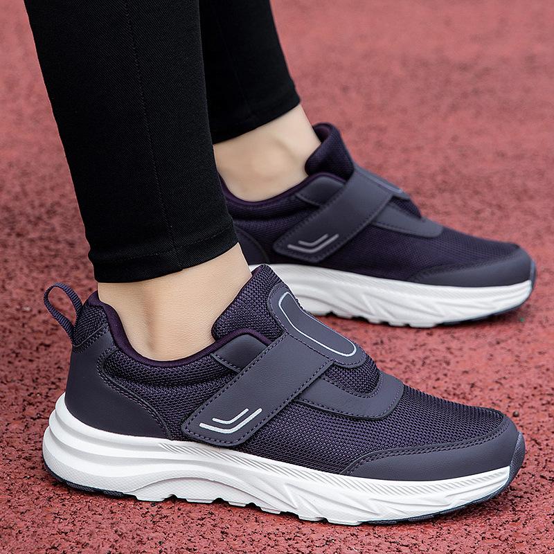 Four seasons mother shoes are comfortable and not tired, sports non-slip soft-soled walking shoes