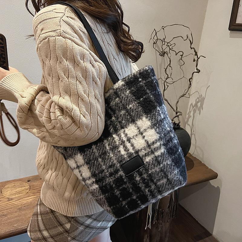 Bag women's 2025 new product contrasting color retro woolen material plaid leopard print tote bag portable shoulder underarm bag tide