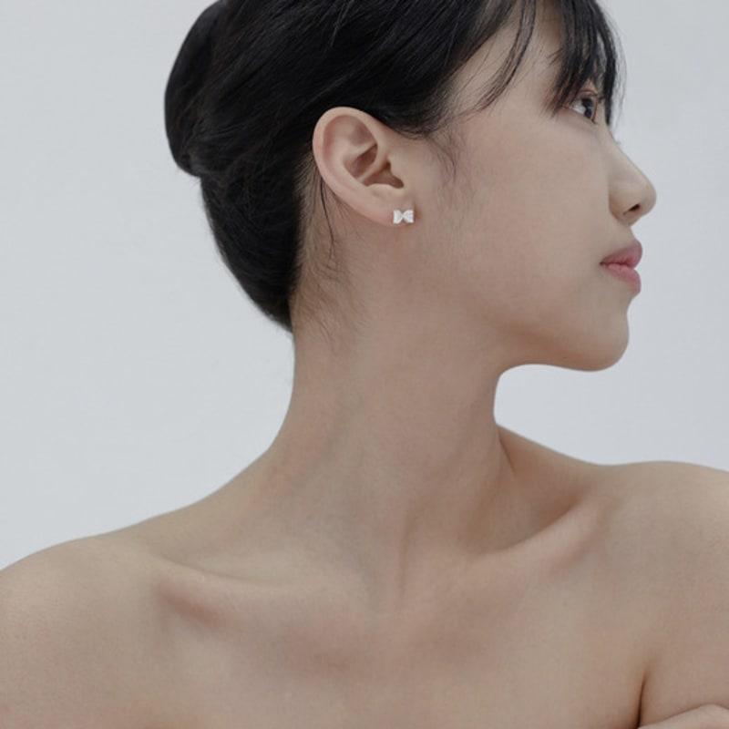 Mouvebament Pearl Ribbon Earring_SIlver925