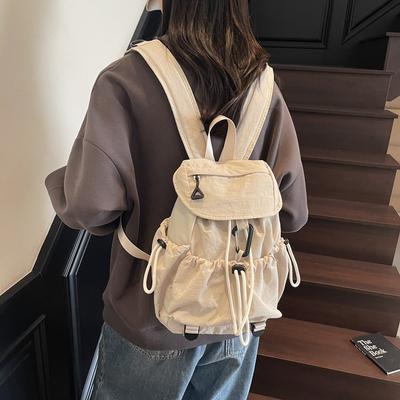 Neue Mode plissierter Rucksack mit Zugband Damen Nischendesign trendiger Rucksack große Kapazität Klappe Studententasche