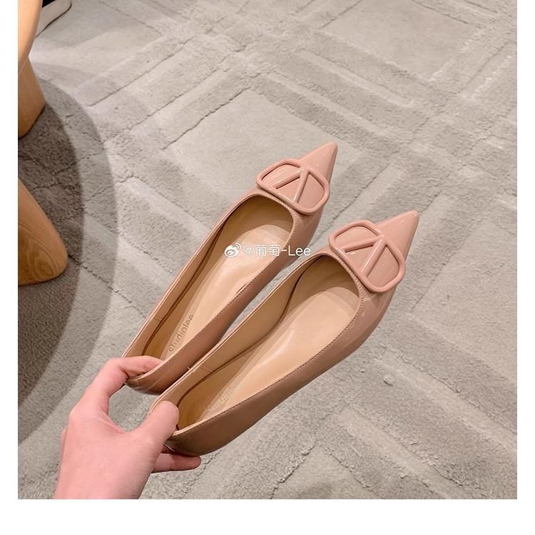 Grape mother same style 2025 spring and summer new temperament small pointed celebrity style V buckle versatile shallow mouth flat sole shoes women