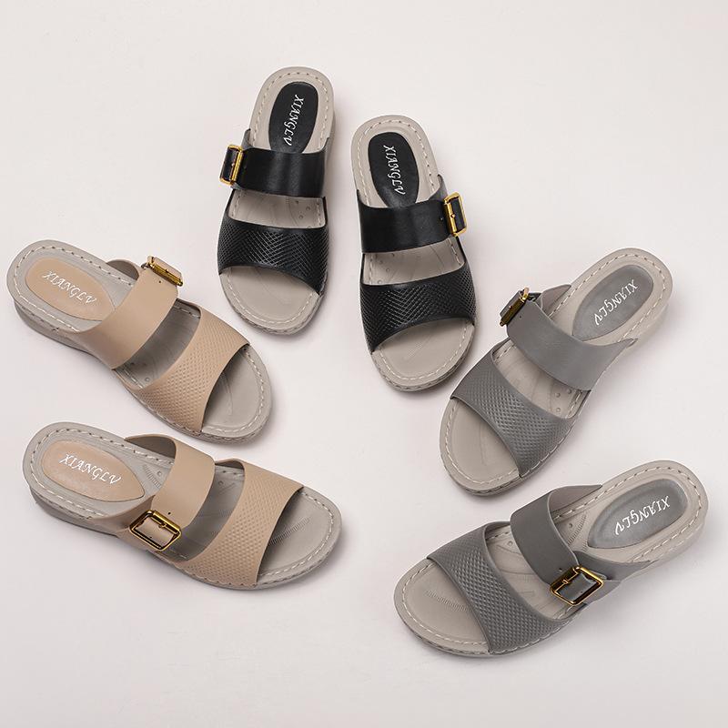 Mode Keilabsatz coole Hausschuhe Damen neue Ausgehschuhe Gürtelschnalle eckige Zehenpartie Hausschuhe offene Zehenpartie High-Heel-Hausschuhe