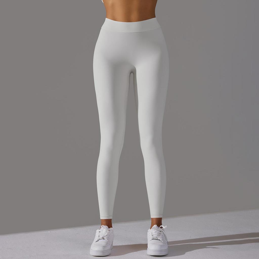 Ten rengi efekti veren, vücuda oturan, kalçayı kaldıran dikişsiz, yüksek belli, esnek kadın fitness kısa taytları