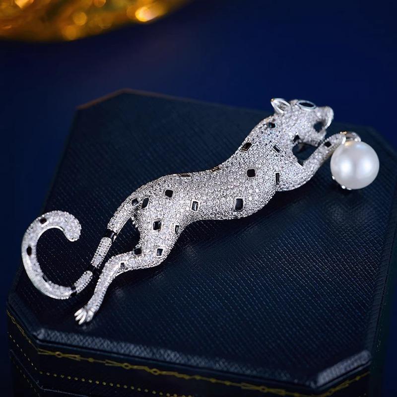Leopard Brooch for Both Men and Women, Heavy and Grand, Diamond-encrusted Brooch, High-end and Luxurious Animal Brooch