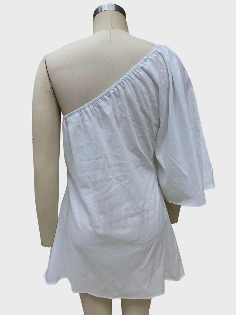 Frühling 2023 Damenmode: Lockeres Schlankheits-Ein-Schulter-Kurzkleid FD1222