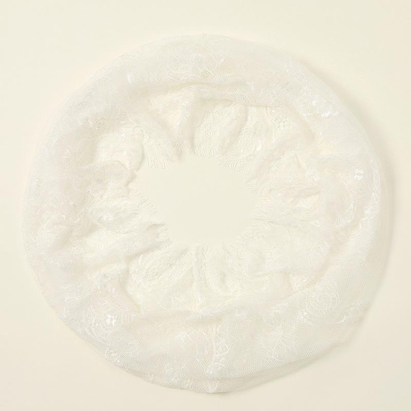 Czarno-biały trójkątny szal z haftowanej koronki z ażurowym wzorem