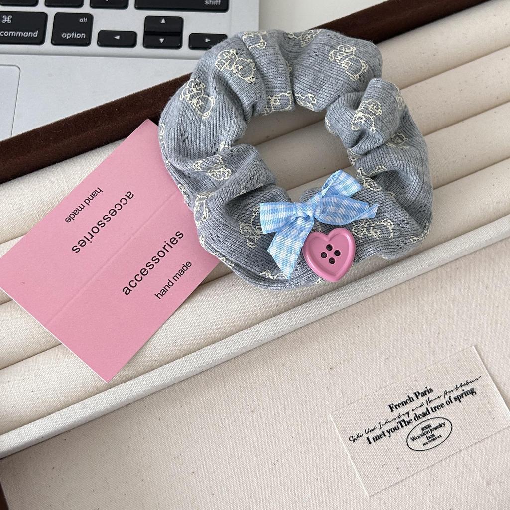 Medvěd zůstávající doma: Roztomilá pletená mašle scrunchie gumička do vlasů pro dívky, ručně vyráběný vlasový doplněk