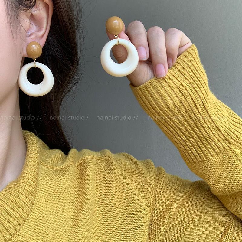 Acrylic round earrings, summer niche design, fashionable and versatile temperament, advanced sense, exquisite and elegant earrings.