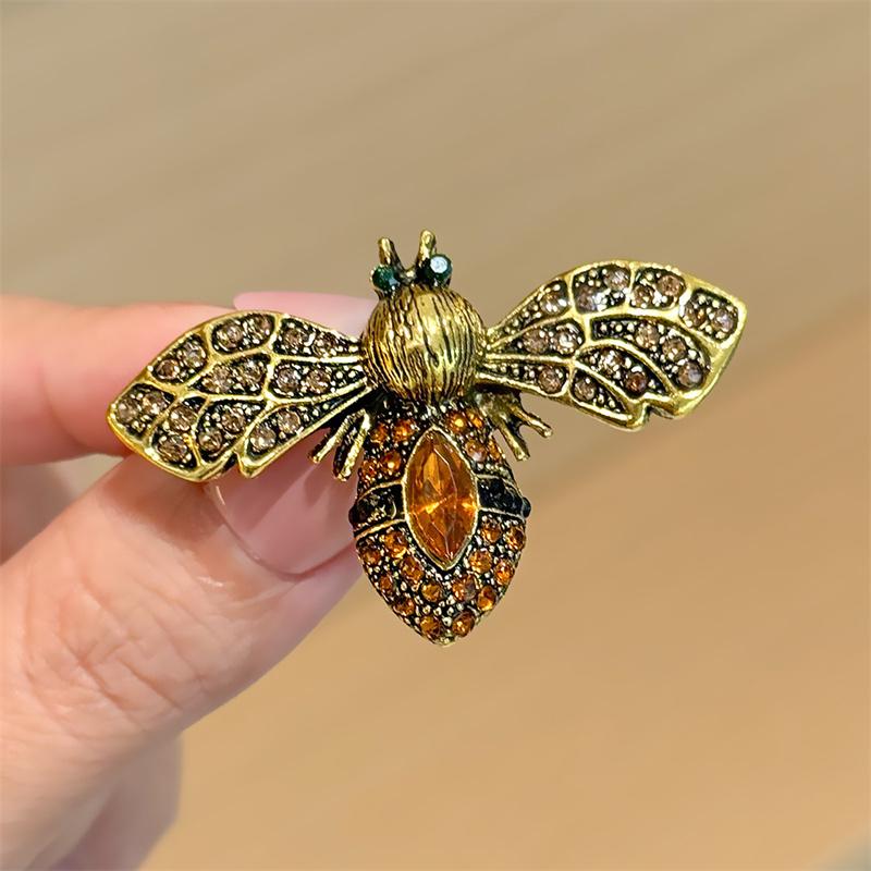 Vintage Rhinestone Insect Bee Brooches For Women Clothing Coat Jewelry Party Accessries Gifts