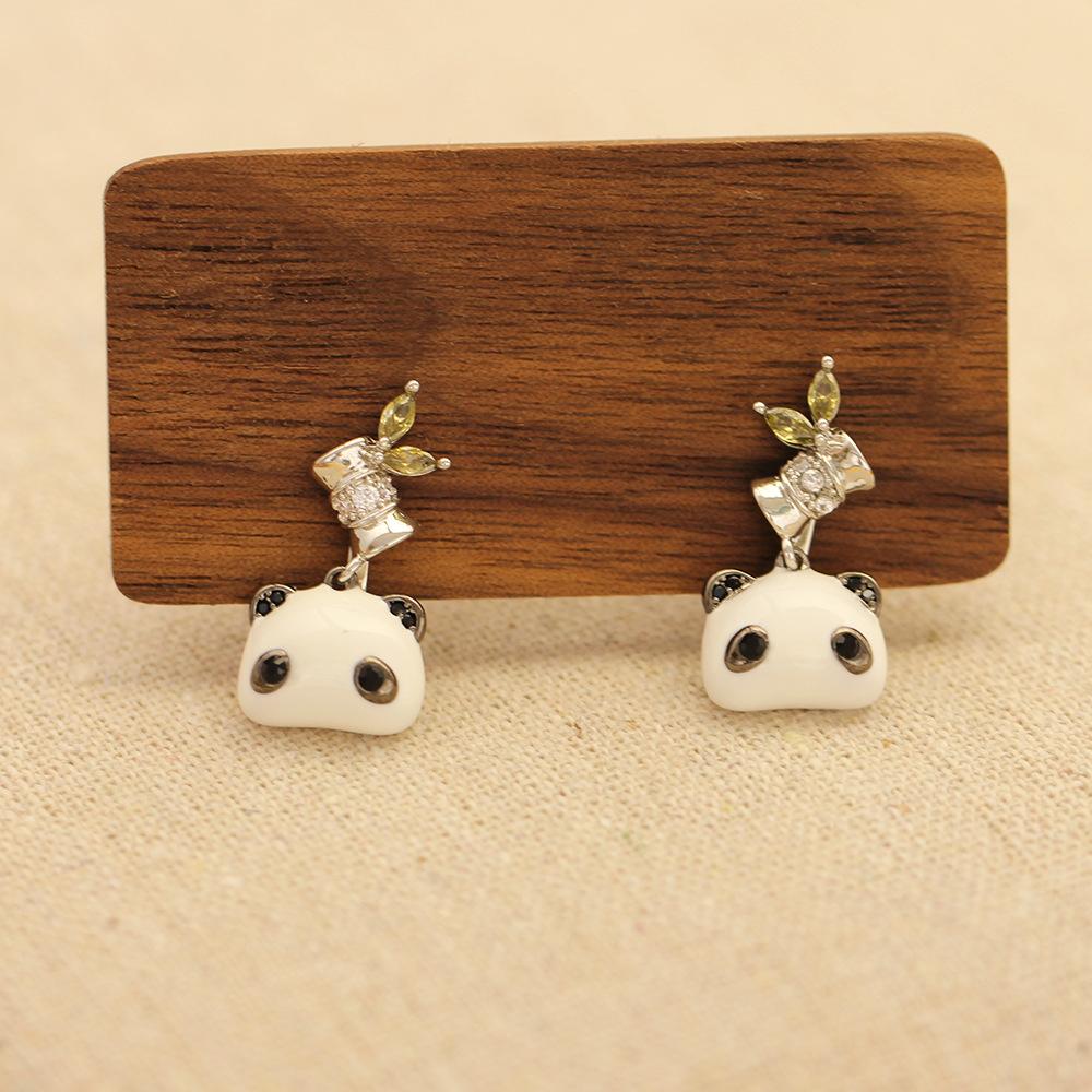 Cute and cute oil-dripping panda earrings, gold-plated and diamond-encrusted versatile earrings, women's versatile and childlike earrings.