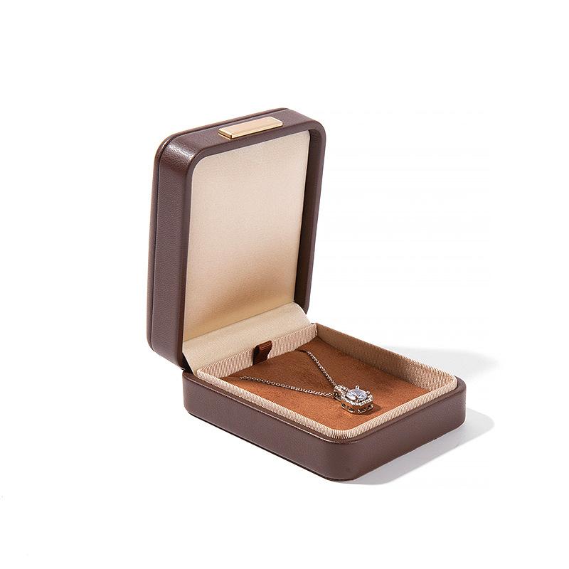 Högkvalitativ PU-läder Rundade Hörn Gyllene Spänne Smyckeskrin Ring Hänge Halsband Armband Förpackning Display Förvaringslåda
