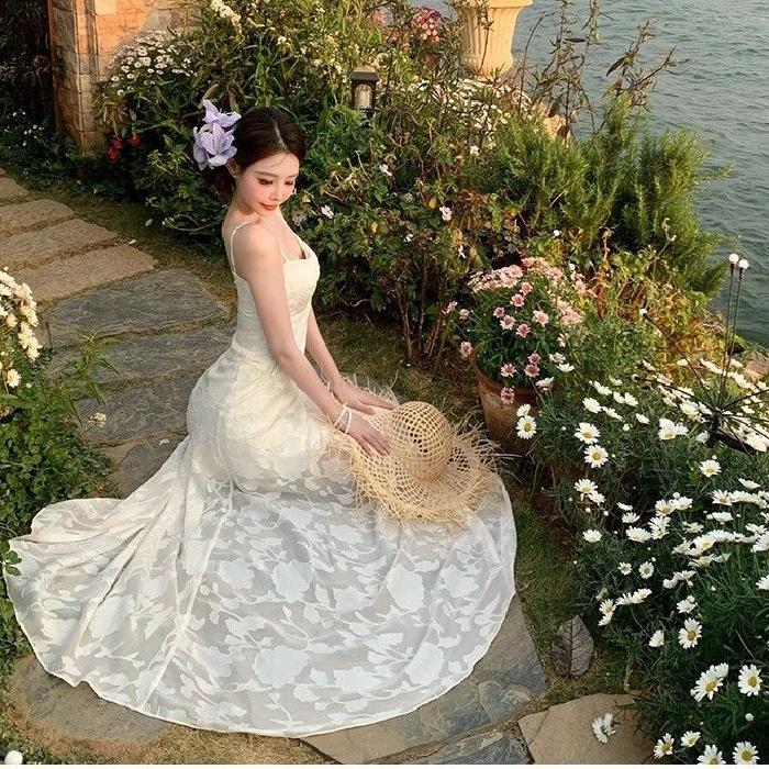 Atmosphere lace suspender dress women's spring French vacation style waist thin temperament big pendulum long skirt