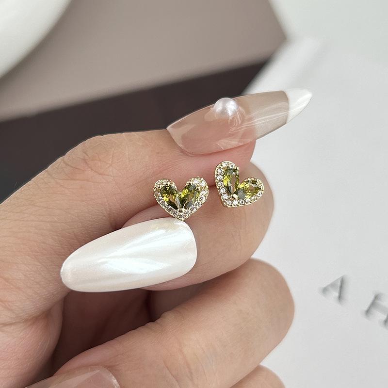 

Simple And Sweet Green Zircon Love Stud Earrings, Round Face, Ear Holes, Niche Earrings, Small And Exquisite High-End Earrings.