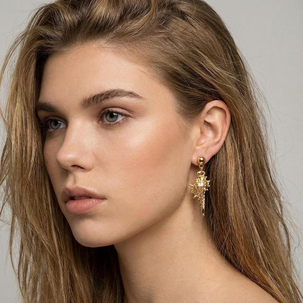 Stylish Gold Conch Star Pendant Earrings: Retro Chic Ear Clips for Girls