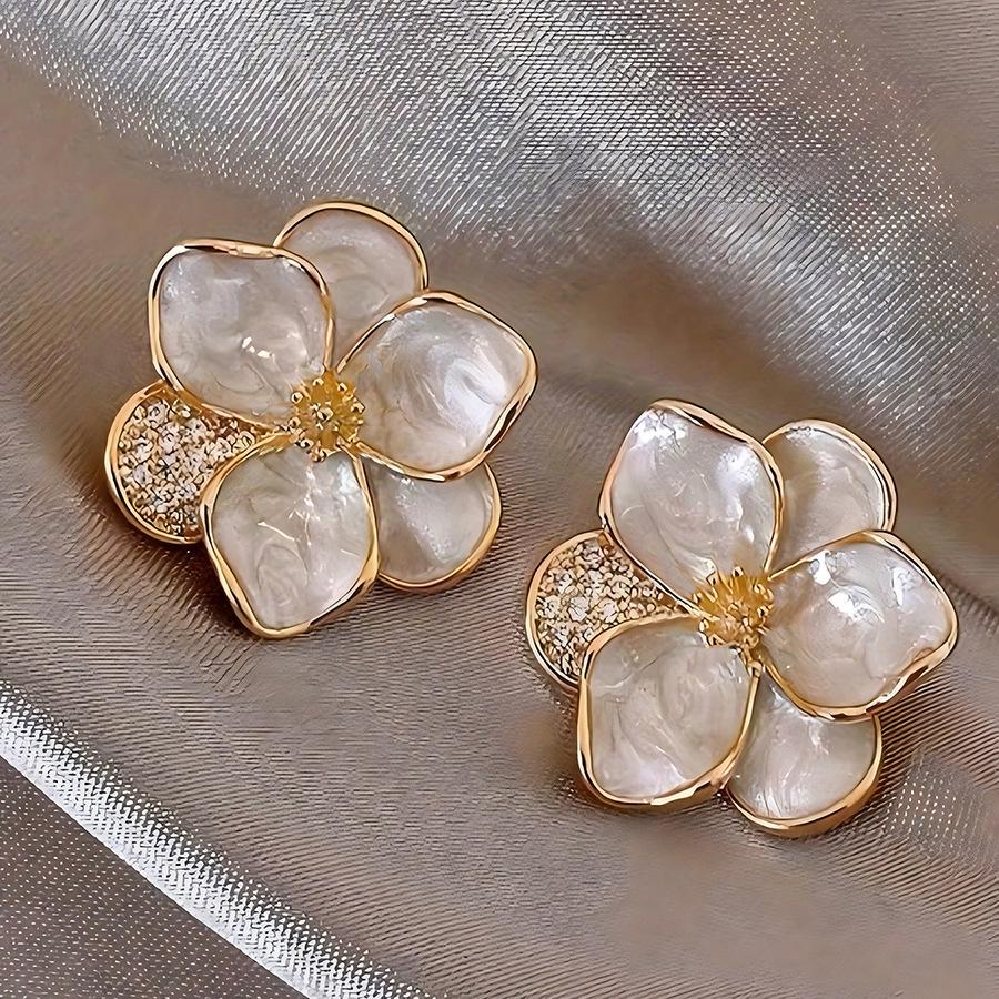 Fresh White Petal Earrings: Elegant High-End Women's Stud Jewelry