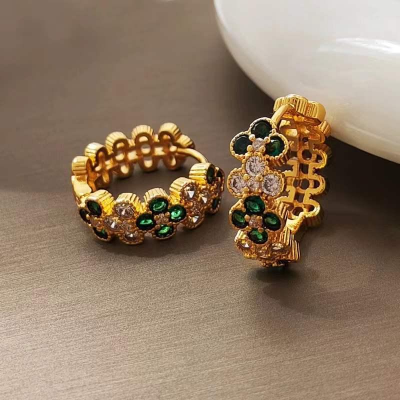 Minimalistische vierblättrige Kleeblatt-Ohrringe: Smaragd Zirkon, Vintage-inspiriert, 18K vergoldetes Kupfer, Trendiges Design, Ohrclips.