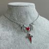 Versátil Collar de Cruz de Murciélago con Alas de Corazón Se Combina Fácilmente con Atuendos Urbanos Rockeros Casuales para un Look con Estilo