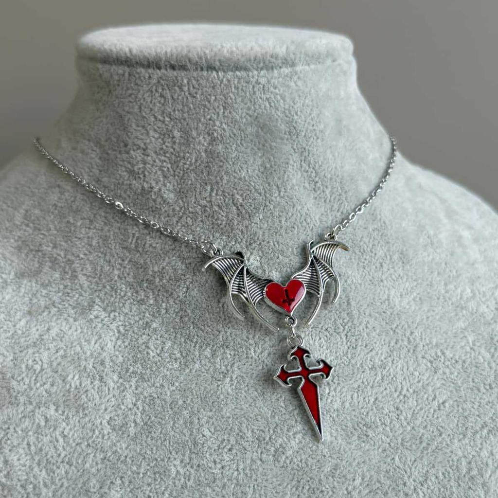 Versátil Collar de Cruz de Murciélago con Alas de Corazón Se Combina Fácilmente con Atuendos Urbanos Rockeros Casuales para un Look con Estilo