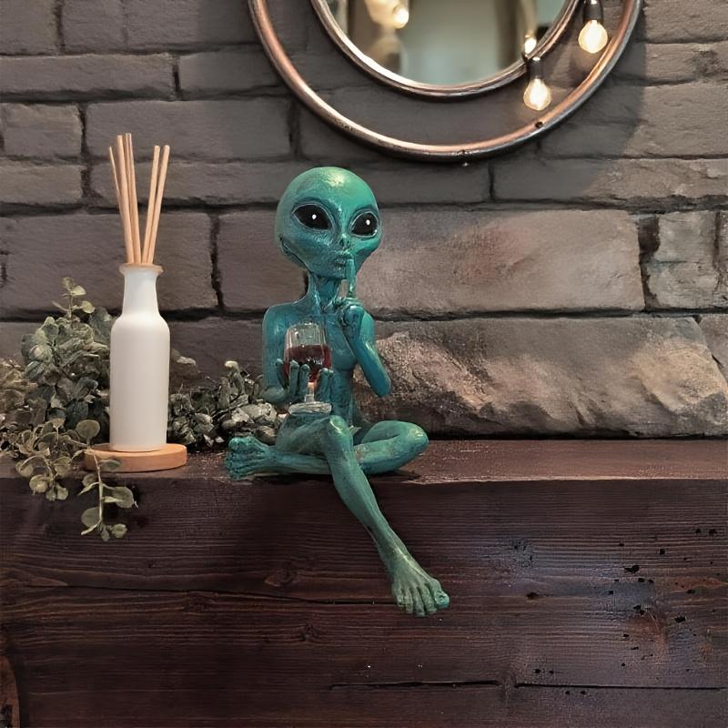 1Pc Funny Alien Statue Sculpture Garden Landscaping Yard Art Ornament Resin Red Wine Drinking Alien Sculpture Desktop Decoration