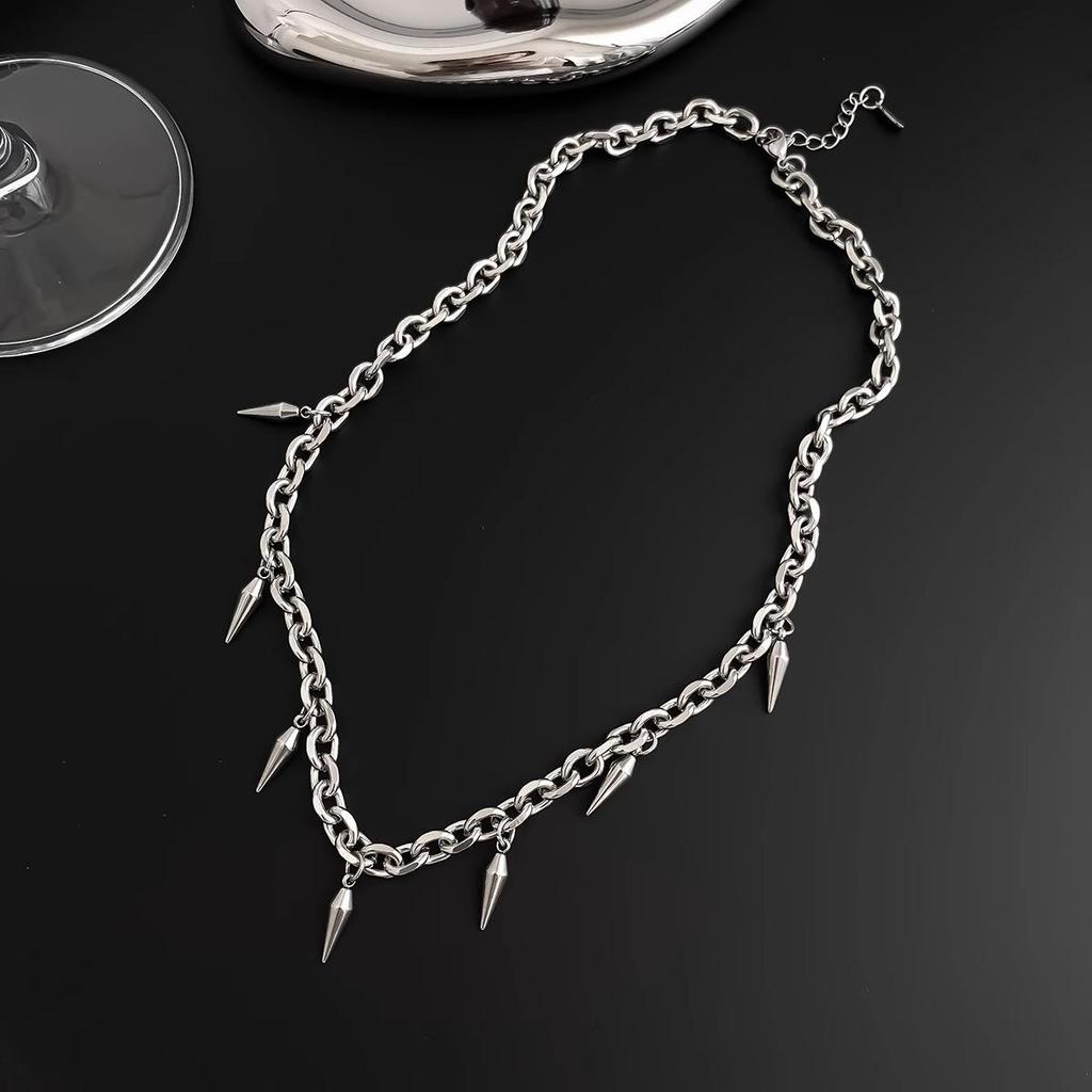 Trendige Punk Hip-Hop Quastenkette: Nieten-Design, Cooler Stil, Vielseitig für Männer & Frauen