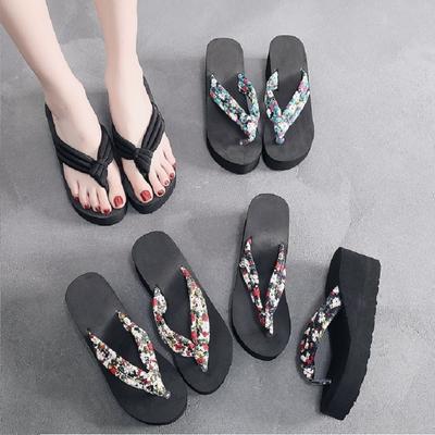 Flip-Flops Slope Heel Strandpantoffeln Damensandalen Muffin Wear Thick Bottom Clip Feet Indoor- und Outdoor-Hausschuhe