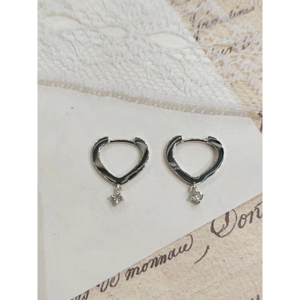 

Корейская версия модных темпераментных милых сережек, женские V-образные нишевые аксессуары, серьги-гвоздики