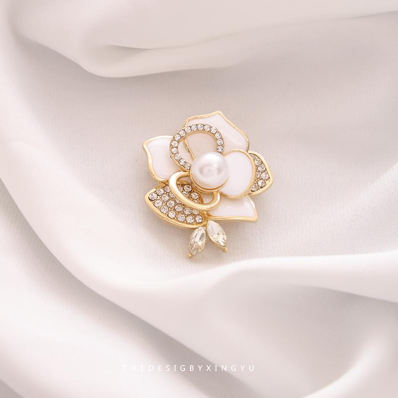 

Элегантная брошь-булавка в виде жемчужной бабочки – изысканный аксессуар для одежды