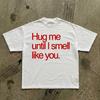 Umarm mich, bis ich nach dir rieche T-Shirt | Roter Text Minimales T-Shirt