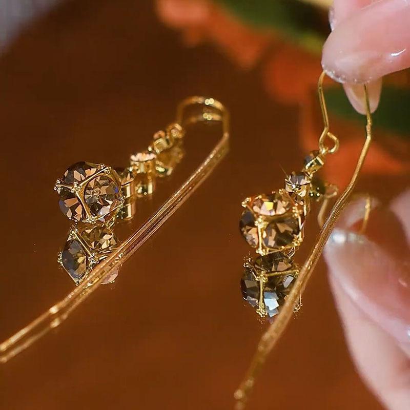 

Серьги-кисточки с жемчужиной-каплей и стразами One Size