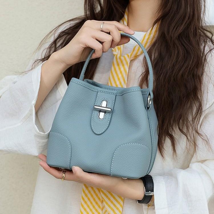 

Korean Niche Genuine Leather Bucket Bag, Niche Versatile Large Capacity Handbag, Commuting Single Shoulder Armpit Crossbody Bag синий