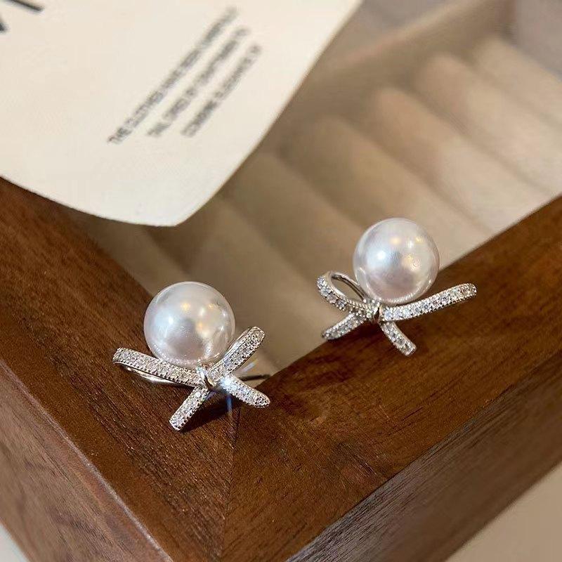 

Small and exquisite bow pearl stud earrings for women, light luxury, simple and versatile fashion earrings, temperament earrings.