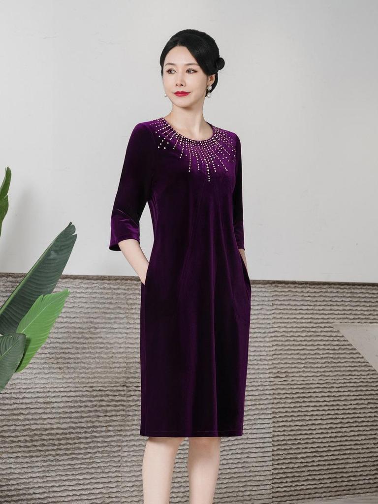 Qipao de terciopelo: Elegante vestido de otoño para un look juvenil y sofisticado.