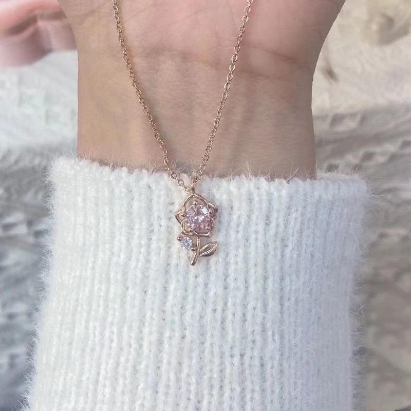 Gentle rose necklace, small pink flower collarbone chain, sweet and luxurious, niche design, women's party clothing accessories, gifts