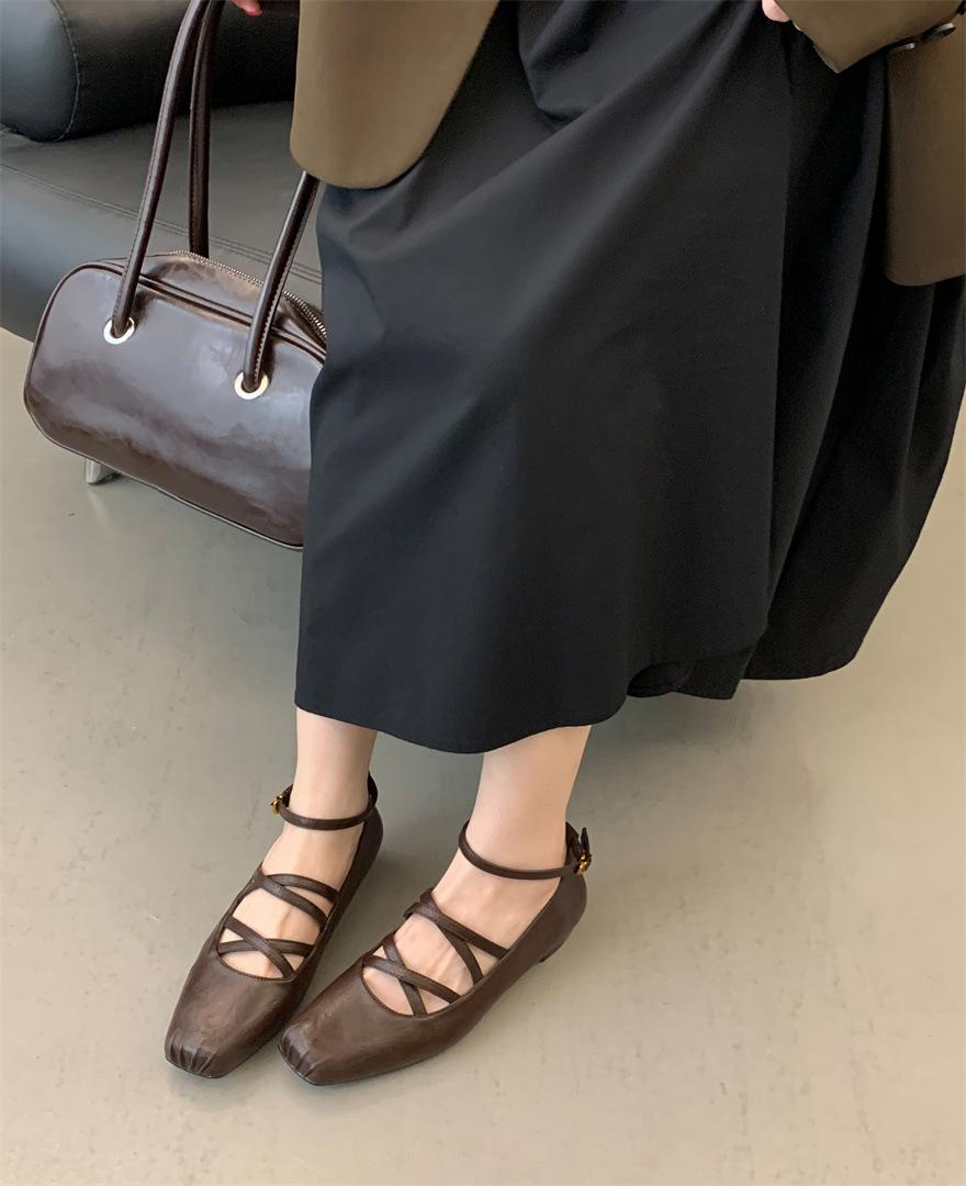 

2025 new spring and autumn soft leather Mary Jane shoes women s retro cross-strap fashion pointed head shallow mouth medium thick heel single shoes 39 темно-коричневого кольору