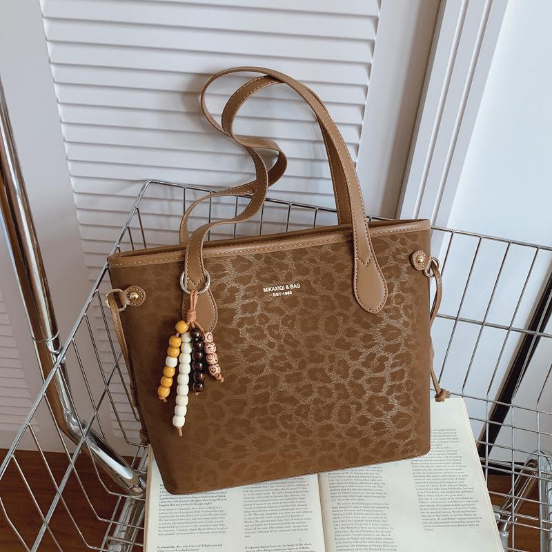 Large-capacity Bag Women's New Versatile Leopard Print Shoulder Armpit Bag Casual Work Commuter Tote Bag