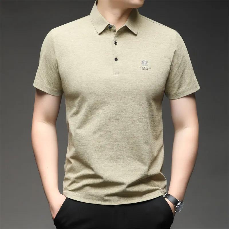 Neues Herren Business Casual Kurzarmhemd mit Abzeichen Einfarbiges Poloshirt Modisch Atmungsaktiv Bequem Vielseitiges Oberteil