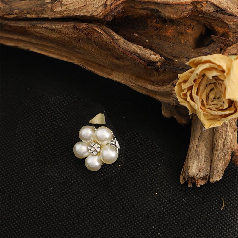 

Delicate pearl rhinestone flower brooch high-end light luxury corsage female versatile small fragrant silk scarf buckle decorative pin